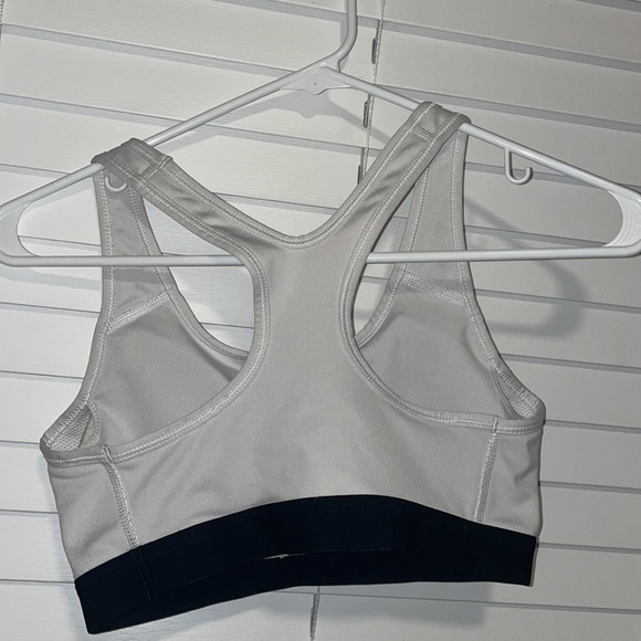 Nike dri-fit woman’s sports bra - Picture 2 of 3